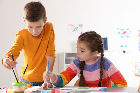 Kreativität in der Vorschule Vorschule: Kinder malen mit Wasserfarben