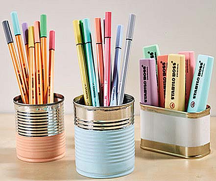 Textmarker und Fineliner in Psatellfarben in Stifteköchern