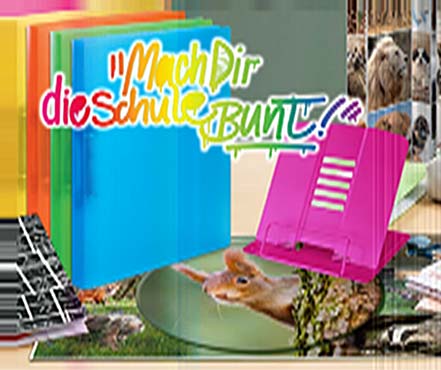 Bunte Schulsachen für die Grundschule liegen auf einem Schreibtisch