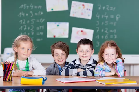 Fröhliche Schüler am ersten Schultag
